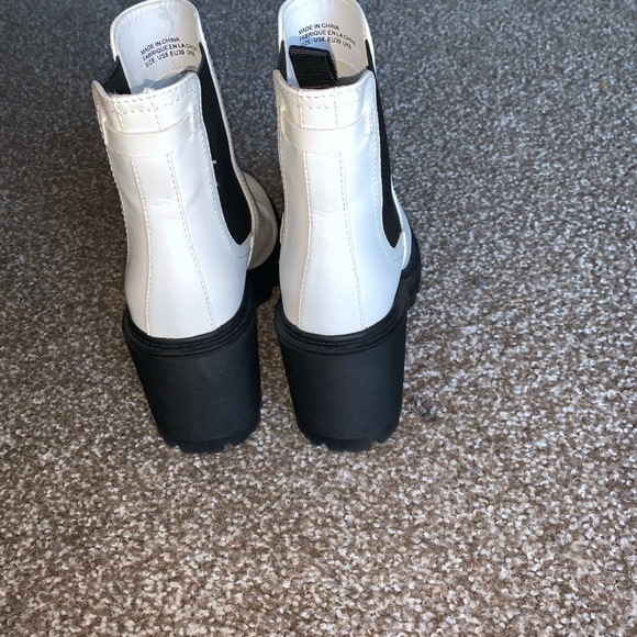 Urban Outfitters Chloe Chelsea boot in white - Picture 5 of 6